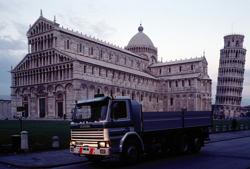 En äldre Scania i Pisa